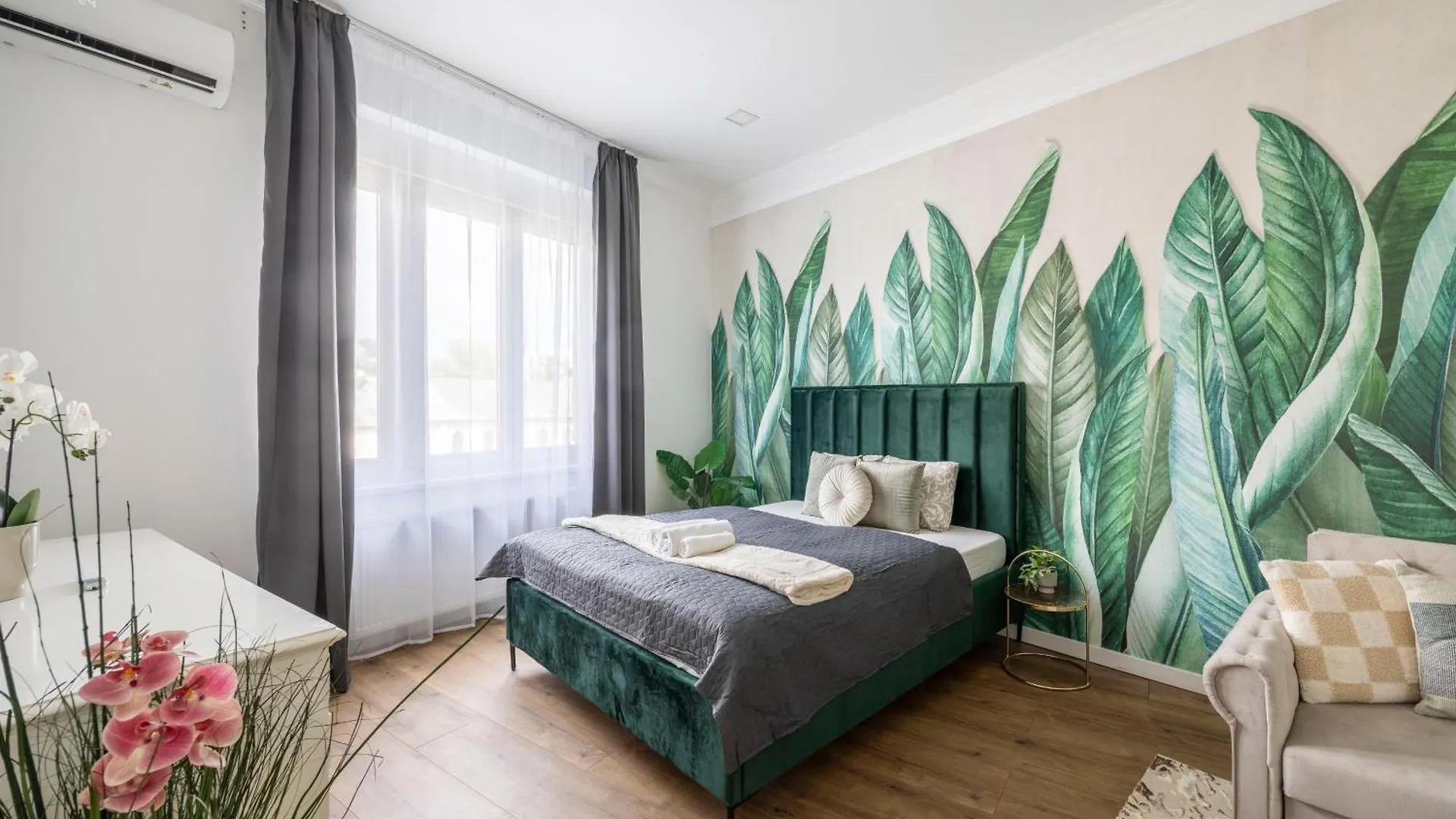 Luxy Central Spacious & Cozy Residence With Balcony location